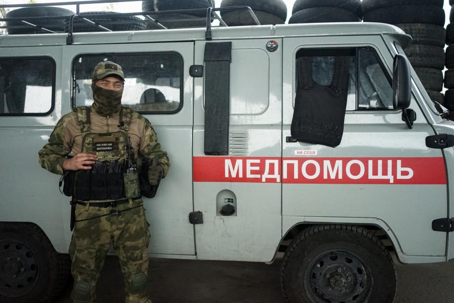 Военный медик с позывным «Хирург» спасает раненых напарников во время обстрелов