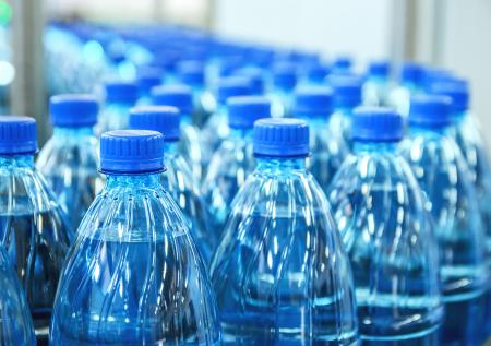 Терапевт раскрыла, кому опасно пить минеральную воду