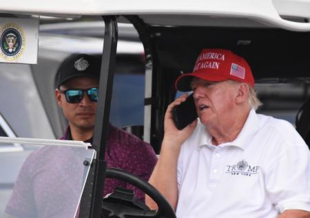 В США сообщили, что телефон адвоката Трампа прослушивали хакеры из Китая