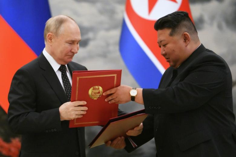 Президент РФ Владимир Путин и председатель государственных дел Корейской Народно-Демократической Республики Ким Чен Ын (справа) во время подписания договора о всеобъемлющем стратегическом партнерстве