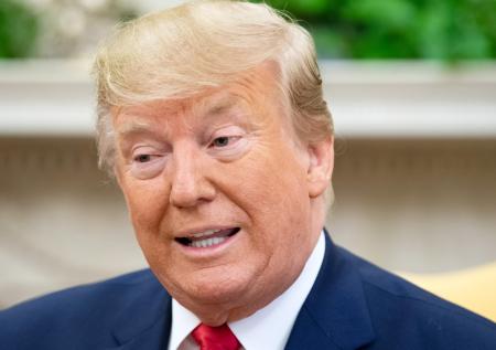 Журналистка ткнула микрофоном прямо в лицо Трампа