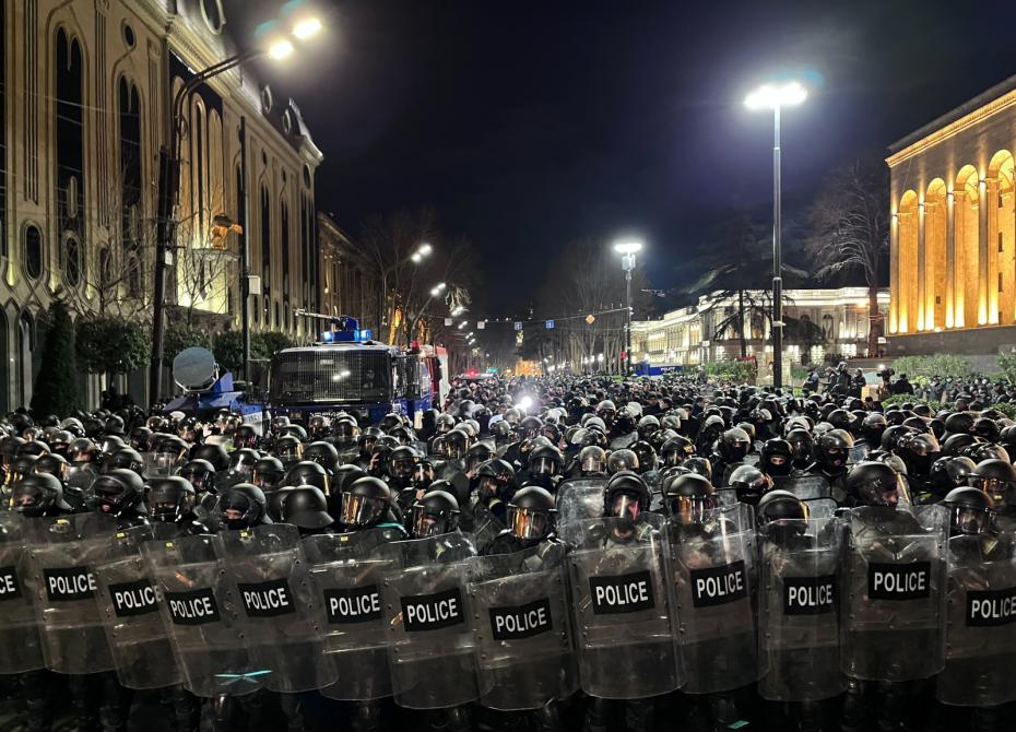 Сотрудники полиции во время акции против законопроекта об иноагентах у здания парламента Грузии