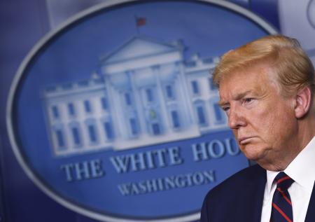 NYT: президент Трамп приостановит выдачу грин-карт