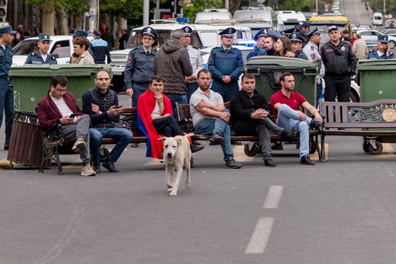 Участники объединённого митинга оппозиции в Ереване. Митингующие в центре Еревана перегородили дорогу мусорными баками