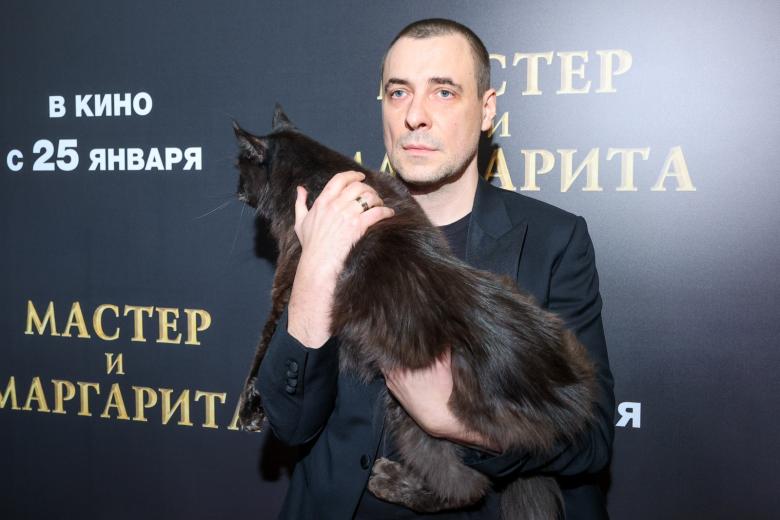 Актер Евгений Цыганов и кот Кеша на премьере фильма «Мастер и Маргарита»