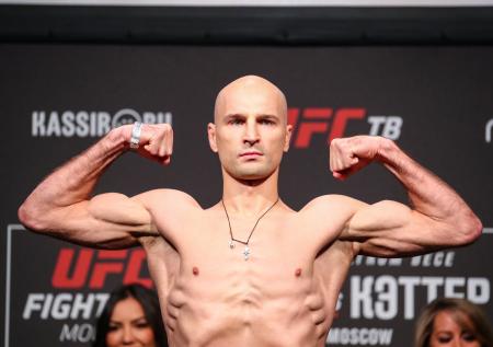 Боец Яковлев проиграл Альваресу болевым на руку на UFC 254