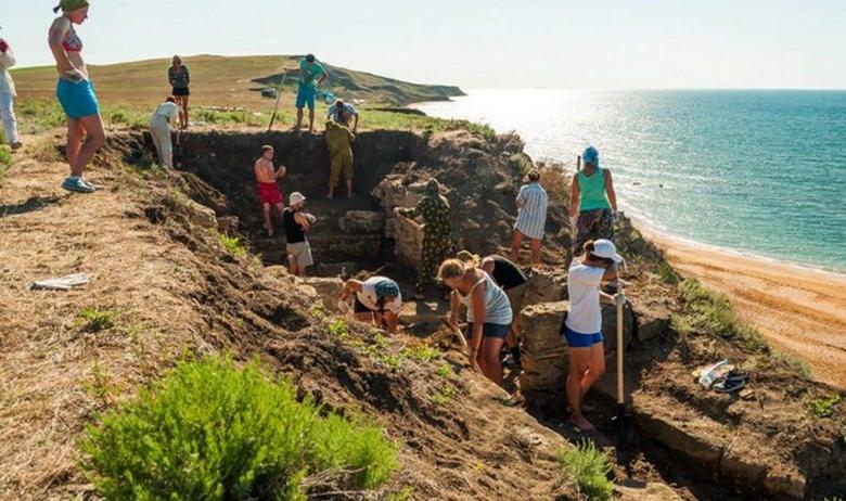 Расчистка античного каменного склепа на некрополе Кыз-Аул