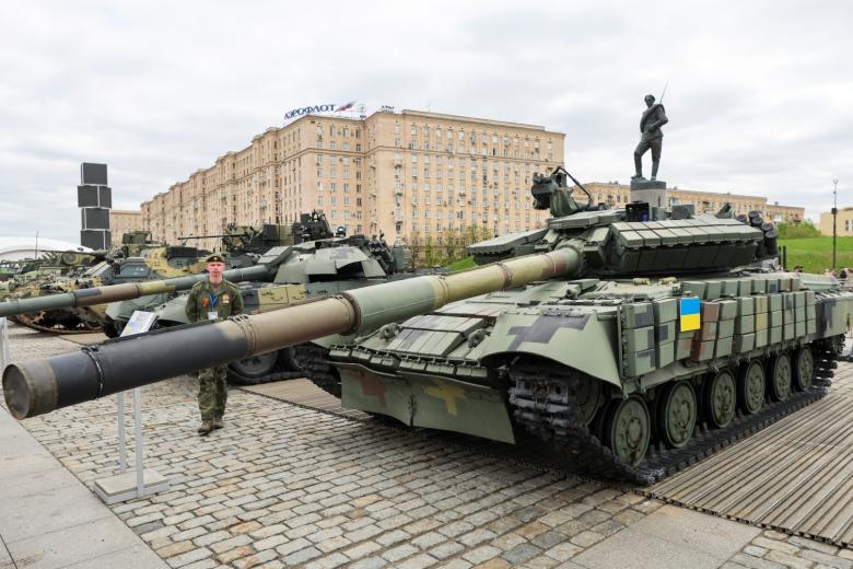 Танк Т-64 БВ на выставке трофейной военной техники, захваченной российскими военнослужащими в ходе СВО, в Парке Победы на Поклонной горе