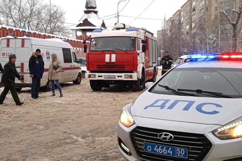 Автомобили экстренных оперативных служб у православной гимназии в Серпухове, где произошёл взрыв