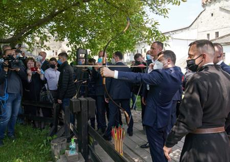 Зеленского высмеяли в Сети за стрельбу из лука