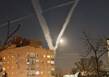 Странный знак появился в небе над Москвой