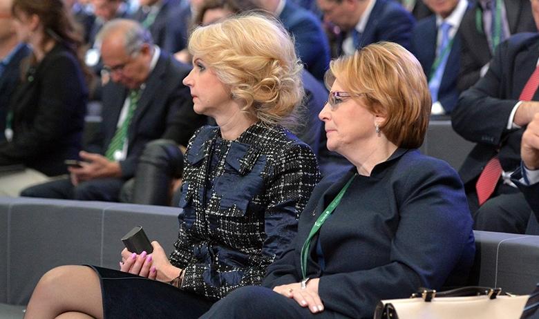 Председатель Счётной палаты Татьяна Голикова (слева) и министр здравоохранения Вероника Скворцова на международной конференции «Вперёд в будущее: роль и место России»