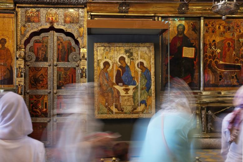 Верующие у иконы Андрея Рублева «Троица», доставленной в Троице-Сергиеву Лавру на празднование 600-летия обретения мощей святителя Сергия Радонежского из Третьяковской галереи