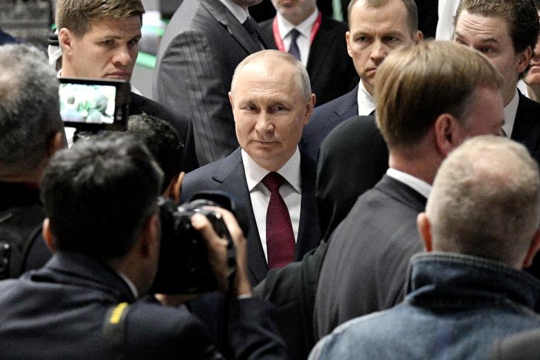 Владимир Путин (в центре)