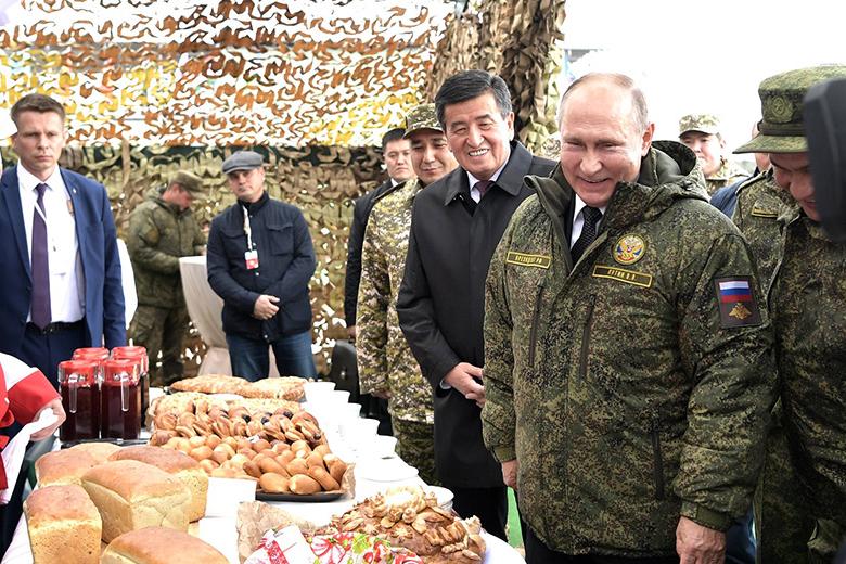 Президент РФ Владимир Путин с президентом Киргизии Сооронбаем Жээнбековым (слева)