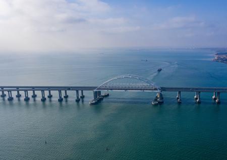 Чиновники объяснили значение грузоперевозок по Крымскому мосту