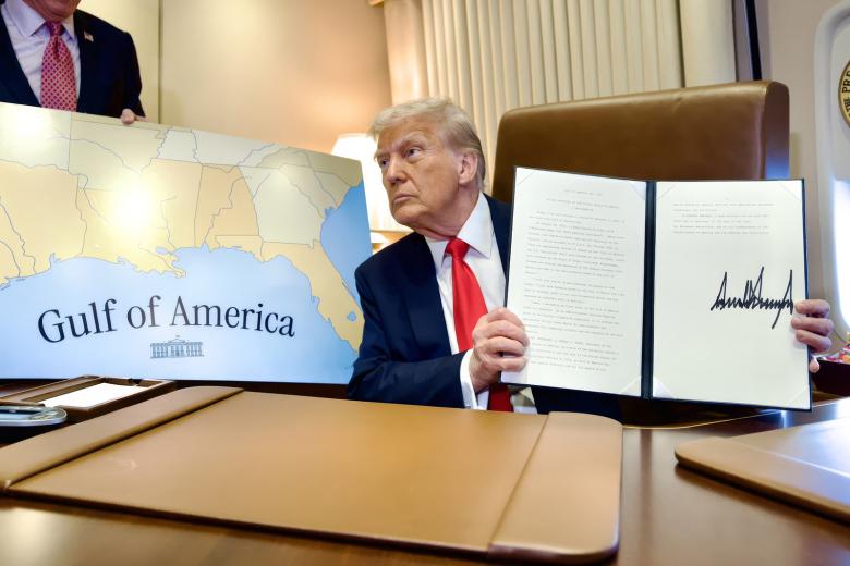 Дональд Трамп держит подписанный указ о переименовании Мексиканского залива в Залив Америки