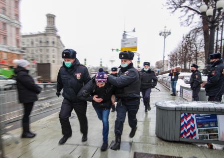 По нарушениям на несогласованных акциях в Москве заведено почти 450 дел