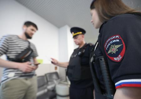 Глава СК РФ взял на контроль дело живущих на лестничном пролете мигрантов