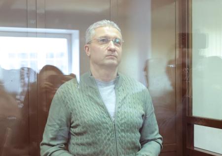 Суд закрыл слушание по делу экс-замглавы Минобороны