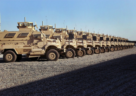 На Украину зашла 200-метровая колонна американских бронетранспортеров