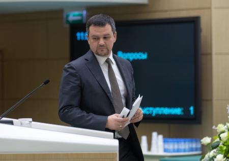 Вице-премьер в шутку предложил взламывать смартфоны и компьютеры чиновников