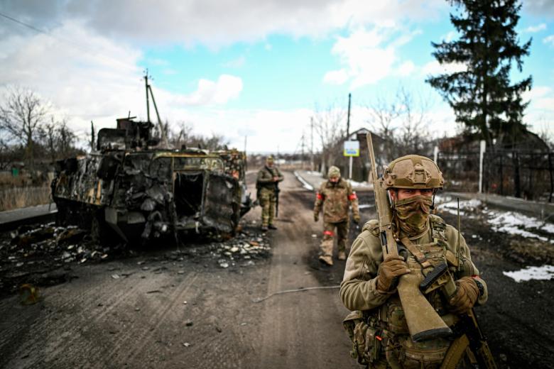 Военнослужащие отряда «Т» Добровольческого корпуса возле подбитой бронетехники ВСУ в Суджанском районе Курской области