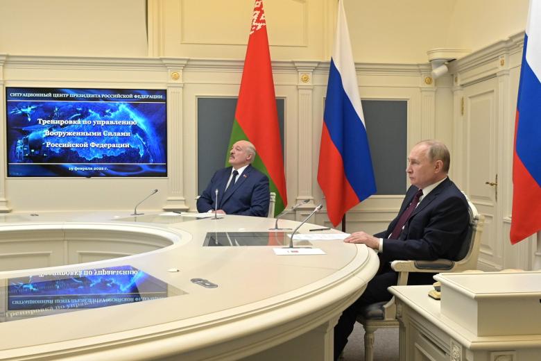 Владимир Путин вместе с президентом Белоруссии Александром Лукашенко наблюдали за ходом учений сил стратегического сдерживания из ситуационного центра Кремля