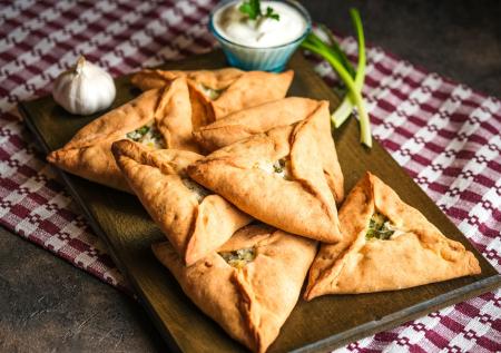 Два традиционных рецепта эчпочмаков — сытных и вкусных треугольных пирожков