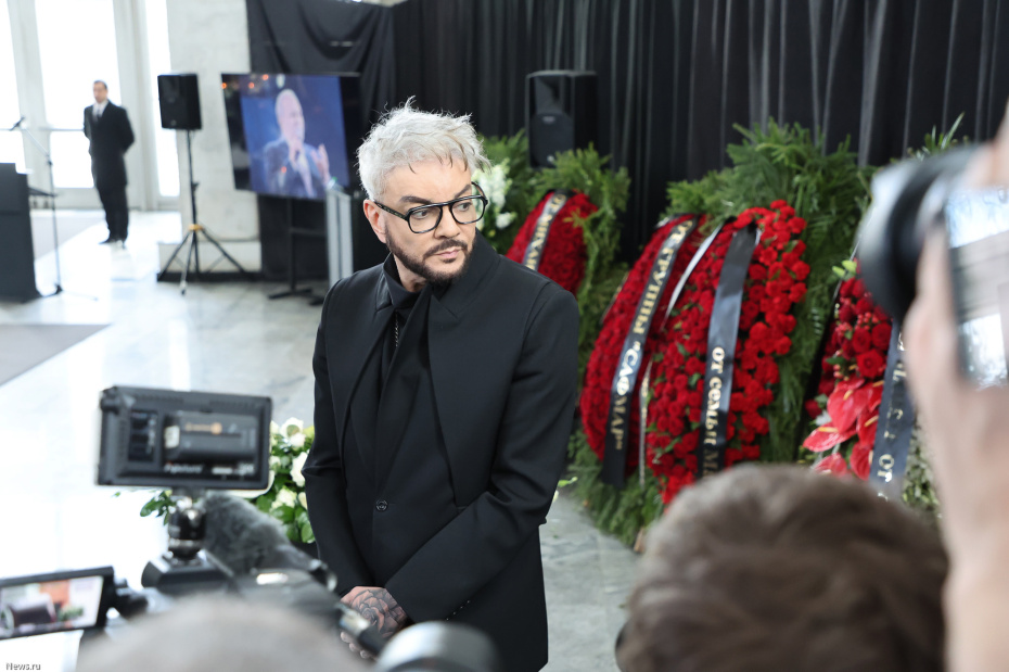 Певец Филипп Киркоров на церемонии прощания со своим отцом - народным артистом России Бедросом Киркоровым - в Большом траурном зале Троекуровского кладбища в Москве
