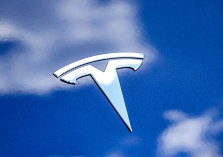 Учёные выяснили, что автопилот Tesla сделал водителей невнимательными