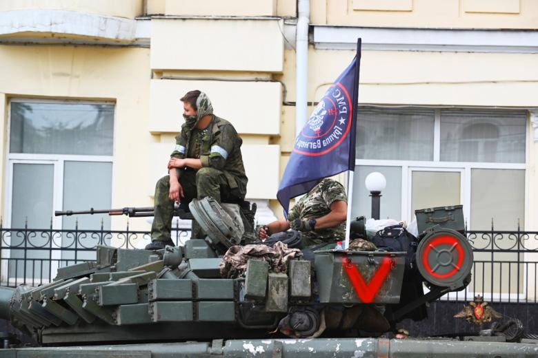Ростов-на-Дону, бойцы ЧВК «Вагнер» у здания штаба Южного военного округа