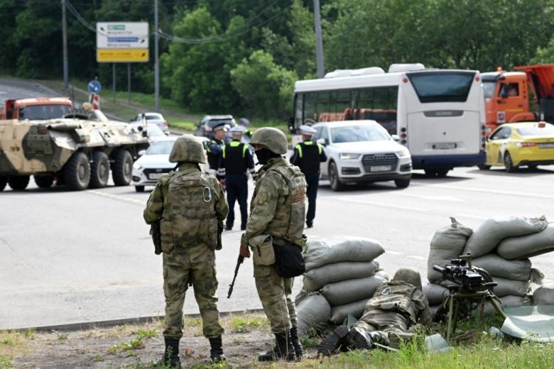 Военнослужащие РФ на блокпосту на автодороге в Москве