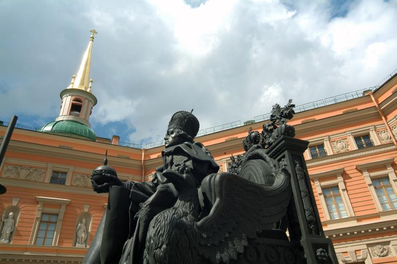 Памятник императору Павлу I. Скульптор В. Горевой.
