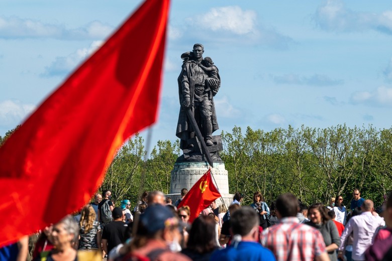 Каждый год сотни неравнодушных несут цветы в памятнику советскому воину-освободителю в Трептов-парке