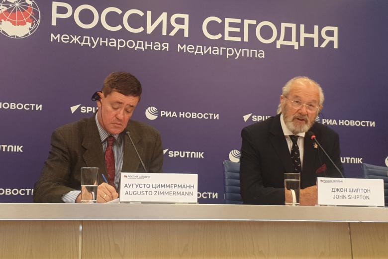 Джон Шиптон (справа)
