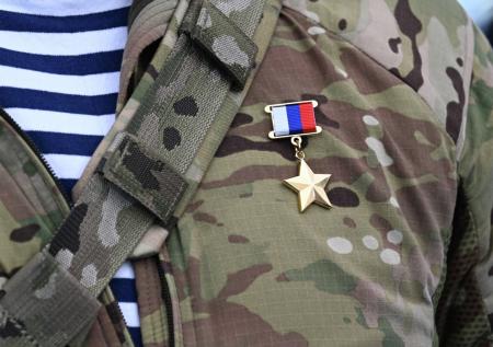 В Кремле объяснили быстроту присвоения Героя России ефрейтору из Якутии