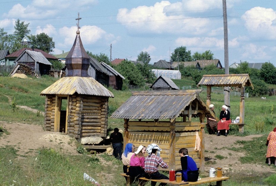 Жители села Дивеево у источника в окрестностях Свято-Троицкого Серафимо-Дивеевского женского монастыря