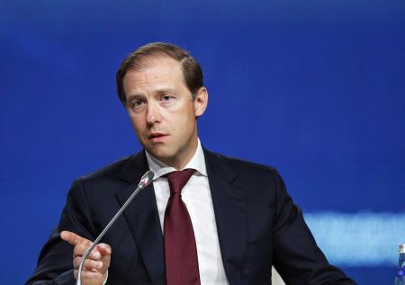 Мантуров назвал условия для выпуска иностранных вакцин от COVID в России