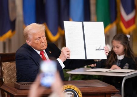 Трамп подписал указ о ликвидации Минобразования США в окружении школьников