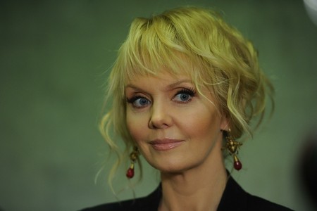 Валерия блеснула на «Песне года» в костюма-смокинге цвета новогодней мишуры