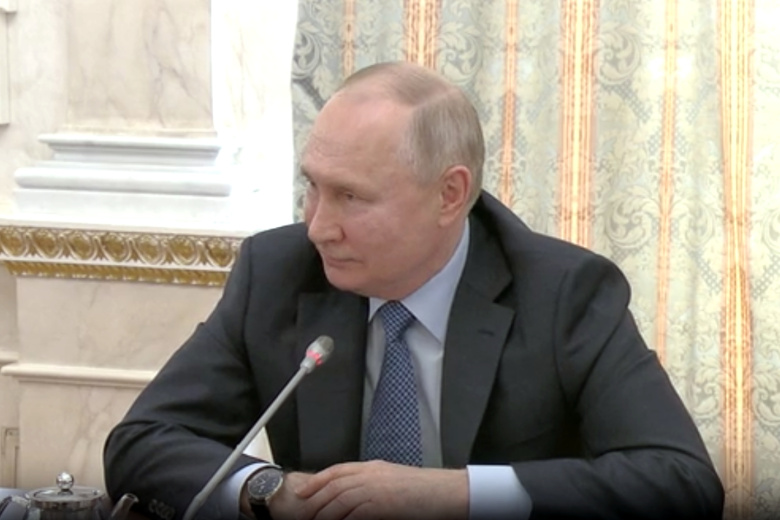 Президент РФ Владимир Путин проводит встречу с военными корреспондентами в Кремле