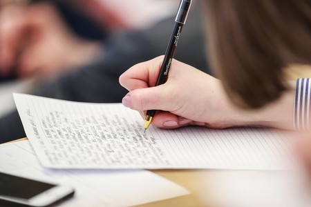 «Ноги на стол можно?»: филолог о новом ударении в слове «звонит»