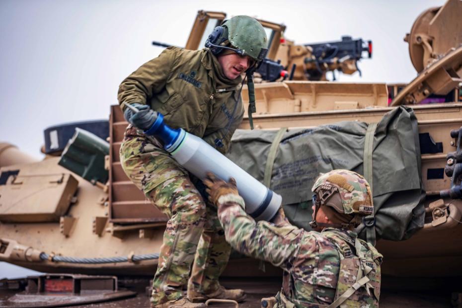 Танк Abrams, погрузка снарядов