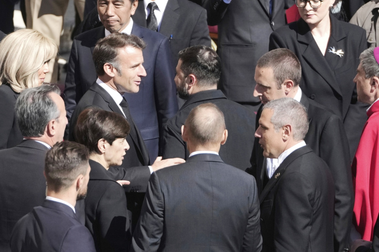 Эммануэль Макрон (в центре слева) и президент Украины Владимир Зеленский