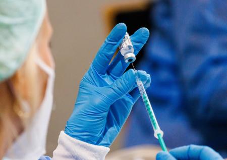 Pfizer и BioNTech оценили эффективность своей вакцины для подростков