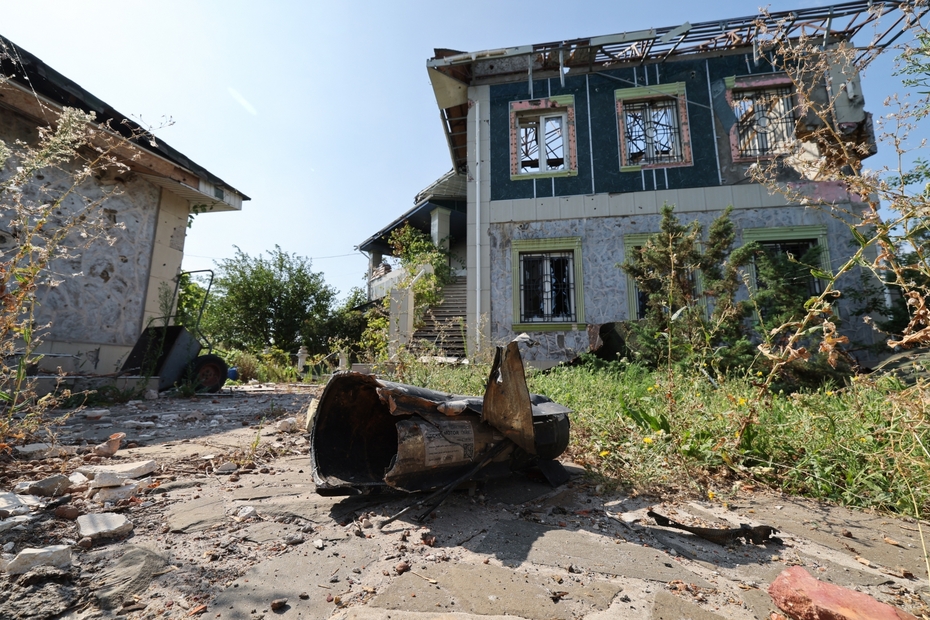 Обломок боеприпаса во дворе жилого дома на Кинбурнской косе, поврежденного в результате обстрела со стороны ВСУ