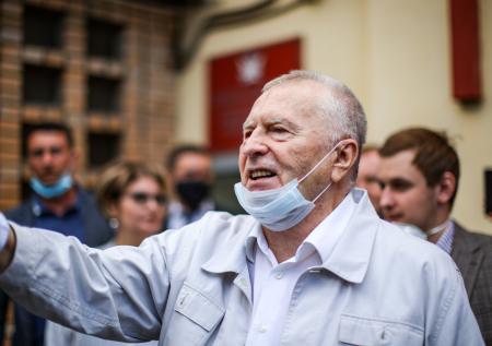 Врач объяснил, почему Жириновский мог заболеть COVID после восьми прививок