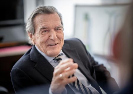 Шредер объяснил, почему Германии лучше не критиковать Россию