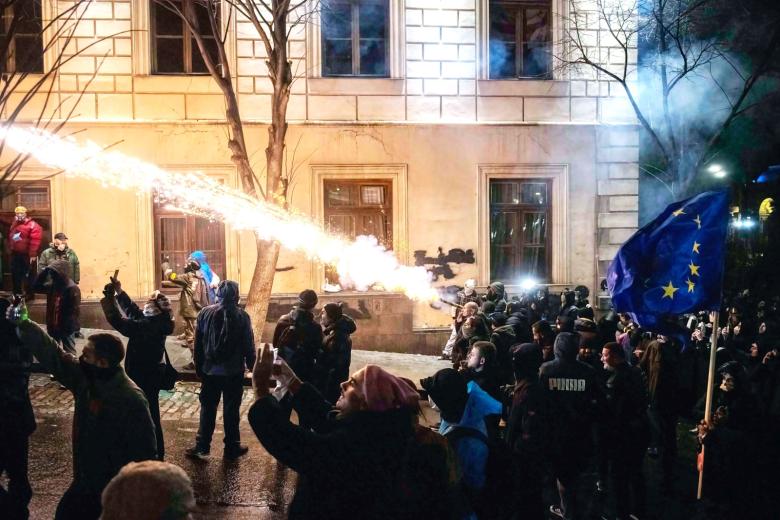 Протестующие стреляют фейерверками в полицию